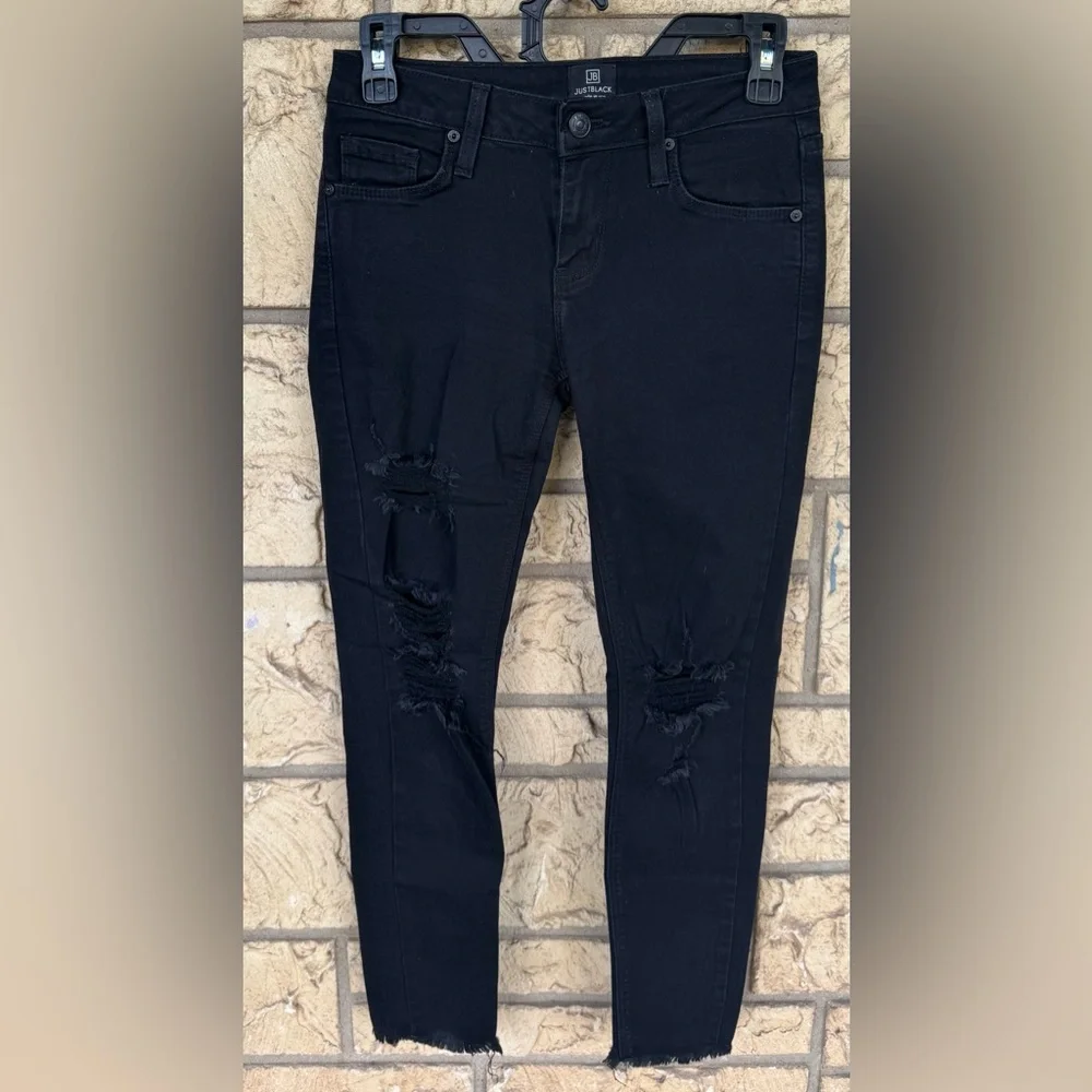 Just Black Denim Jeans Distressed Jeans comfy in style Size 25 Raw hem